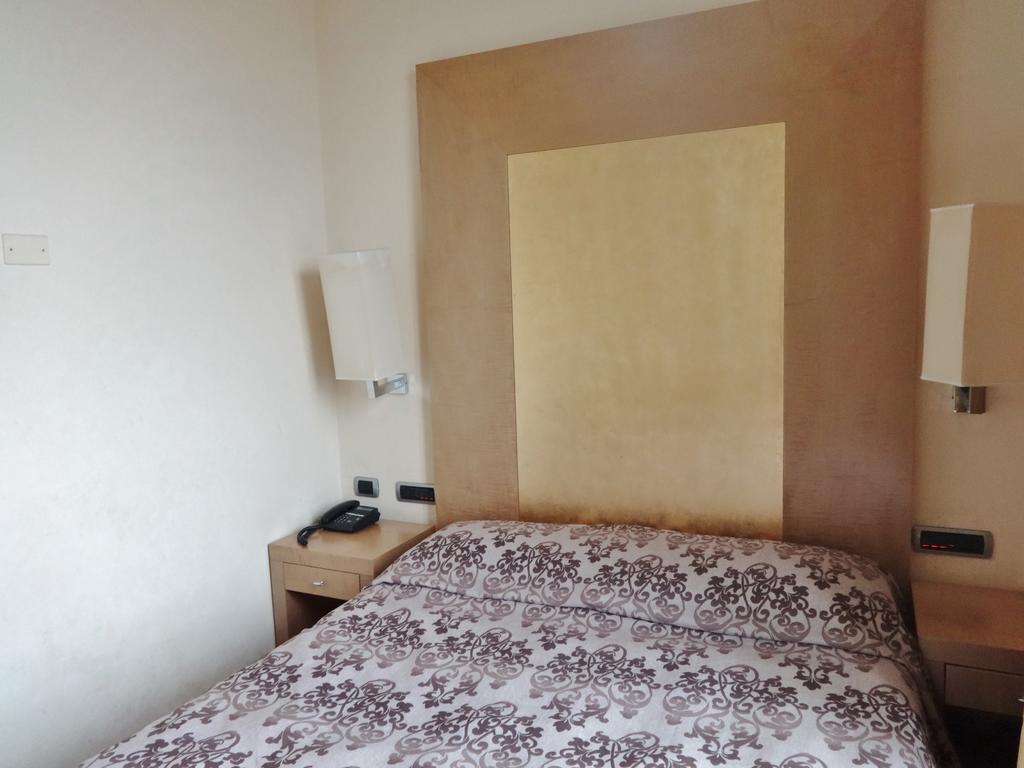 Hotel Tiffany Milano Trezzano sul Naviglio Buitenkant foto