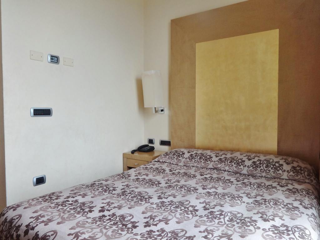Hotel Tiffany Milano Trezzano sul Naviglio Buitenkant foto