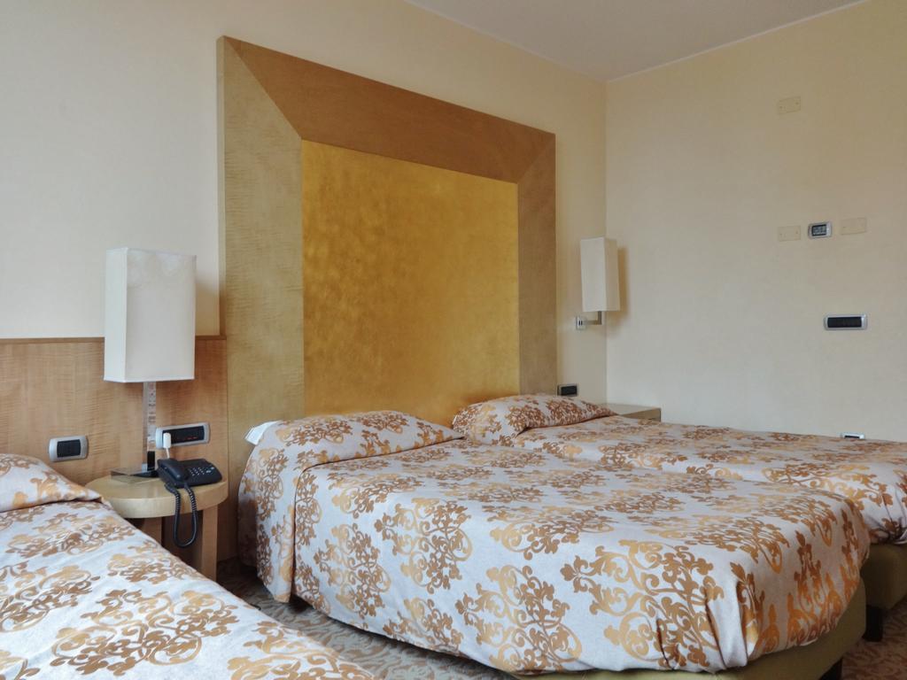 Hotel Tiffany Milano Trezzano sul Naviglio Buitenkant foto