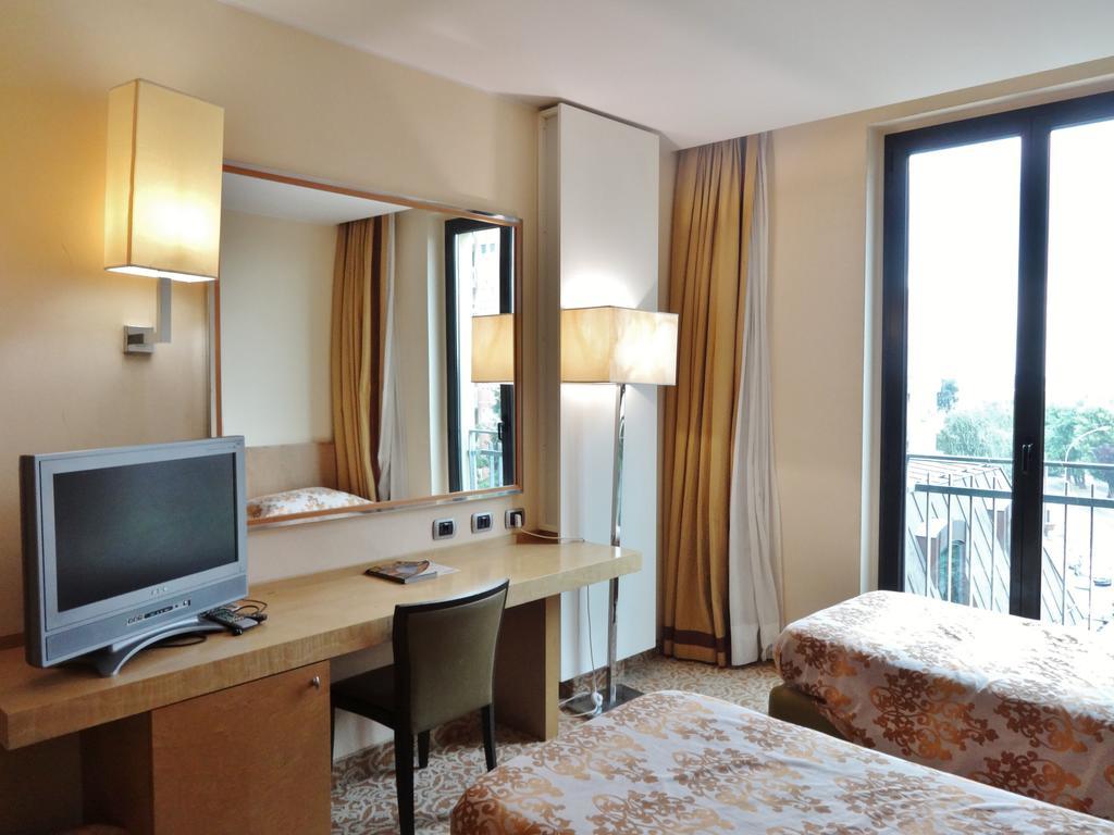 Hotel Tiffany Milano Trezzano sul Naviglio Buitenkant foto