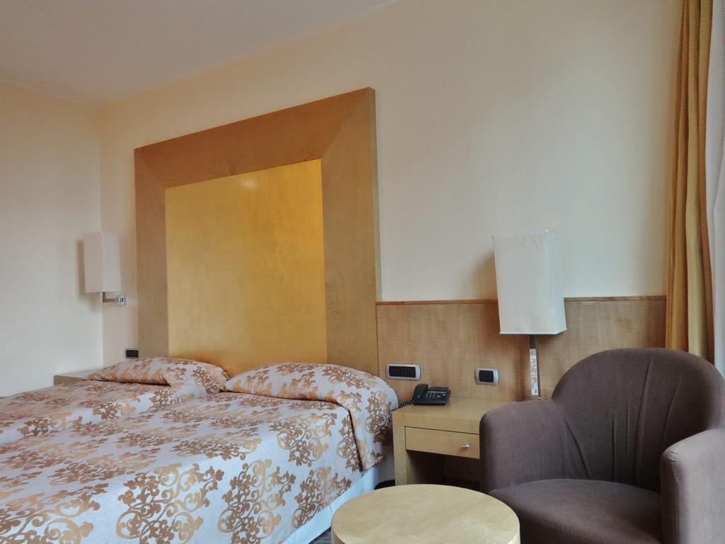 Hotel Tiffany Milano Trezzano sul Naviglio Buitenkant foto