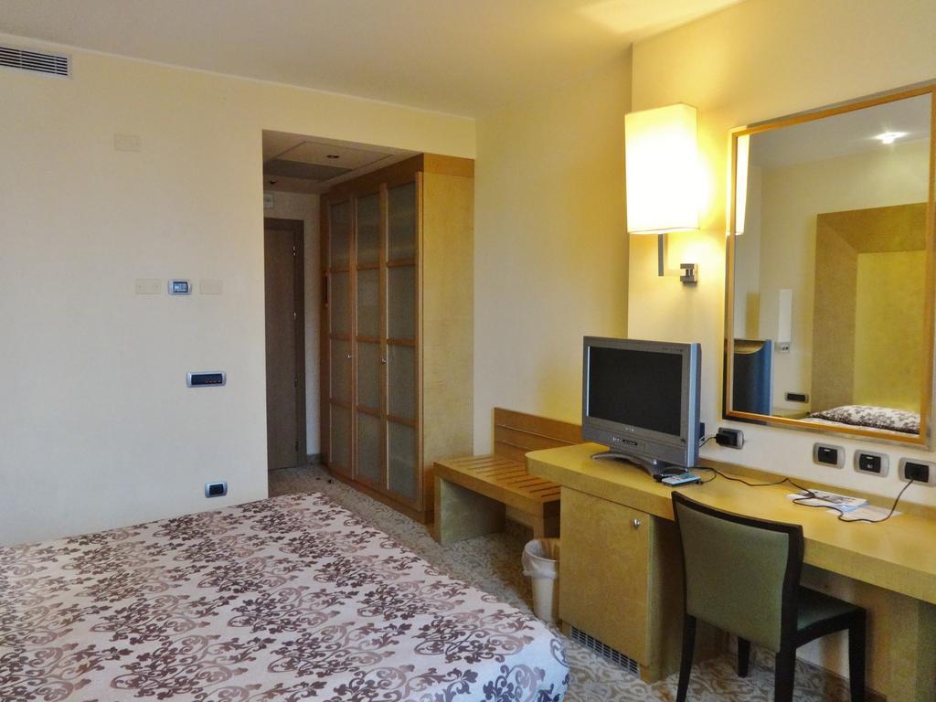 Hotel Tiffany Milano Trezzano sul Naviglio Buitenkant foto