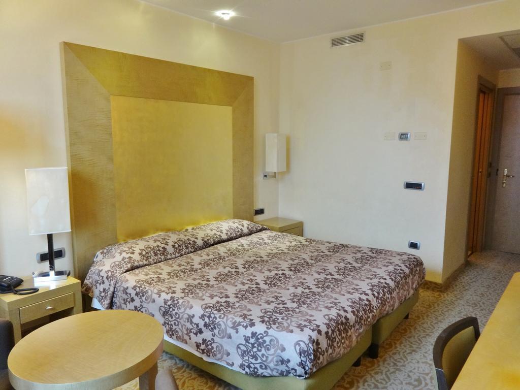 Hotel Tiffany Milano Trezzano sul Naviglio Buitenkant foto